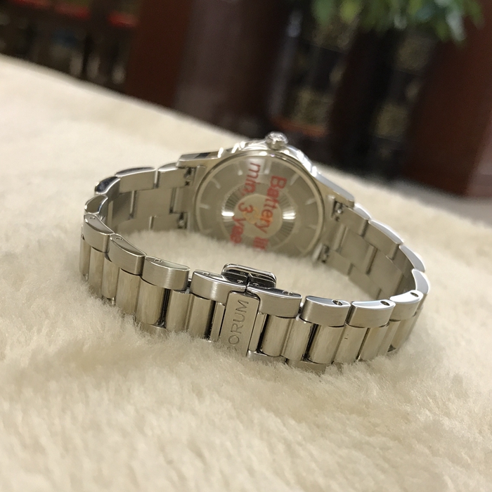 CORUM 昆仑 ADMIRAL'S CUP 海军上将杯系列，020.100.20/V200 PN22。32毫米表径，精钢表壳，白色贝母面，中心时针分针，精准石英机芯。 未使用品全套附件齐全。