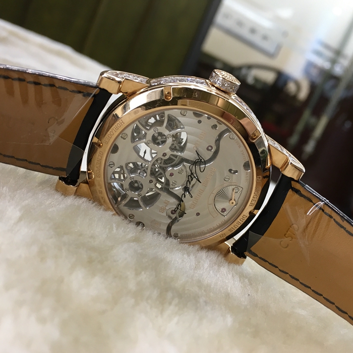 RogerDubuis 罗杰杜彼 Hommage 致敬系列，RDDBHO0570。45毫米表径，18K玫瑰金表壳镶钻，银灰色面盘，罗马数字时标，双陀飞轮装置。手动上弦机械机芯，动力储备50小时。专柜定价：4865000元。 全套附件齐全。