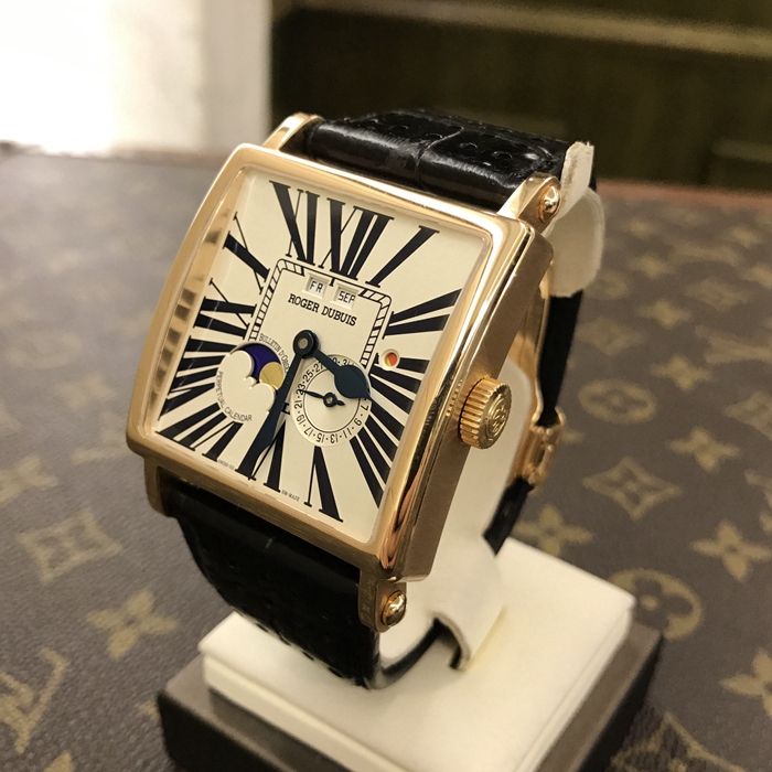 RogerDubuis 罗杰杜彼，G40 5739 5。40x40毫米表径，18K玫瑰金表壳，白色面盘，罗马数字时标，月相万年历，自动上弦机械机芯。限量28只，公价约400000元。 单表无附件。