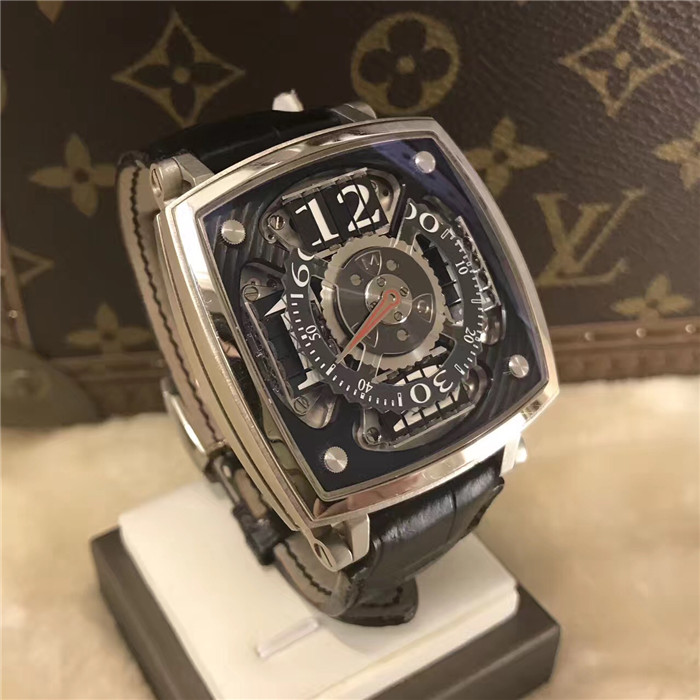 MCT	Sequential One系列，SQ 45 S100 WG BL。顶级独立制表人品牌，神奇的百叶窗，45×45毫米表径，白金表壳，QF印记。手动上弦机械机芯，动力储备36小时。专柜定价：895000元。