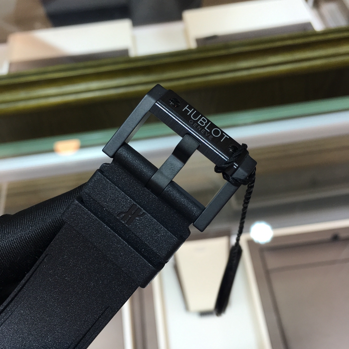 Hublot 宇舶 王者至尊系列，732.QX.1140.RX。48毫米表径，碳纤维表壳，黑色面盘，5点位置日期显示，9点位置小秒针，计时功能自动上弦机械机芯。专柜定价200300元。 未使用品全套附件齐全。