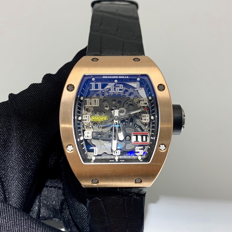 RICHARD MILLE 理查德米勒 男士系列，RM 029。47.5*38.5毫米表径，18K玫瑰金表壳，镂空酒桶型面盘，四点位置日期显示，自动上弦机械机芯。 单表无附件。