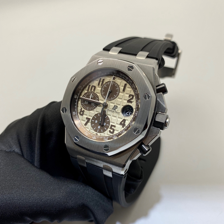 Audermars Piguet 爱彼 皇家橡树离岸型系列，26470ST.OO.A801CR.01。42毫米 表径，精钢表壳，象牙白表盘镌刻“Méga Tapisserie”超大格纹装饰，搭配棕色计时器、棕色荧光阿拉伯数字、白金荧光皇家橡树指针及棕色内表圈，3点位置日期显示， Cal.3126/3840自动上弦机械机芯，?专柜定价：195000元。 单表无附件。