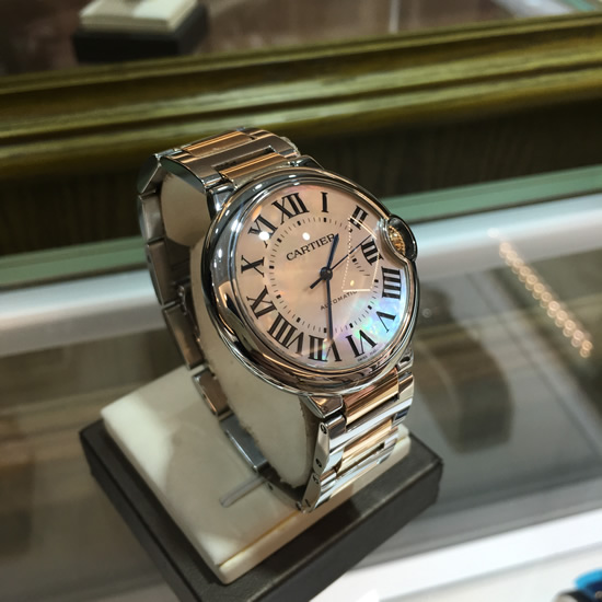 Cartier 卡地亚 Ballon Bleu 蓝气球系列，W2BB0011。精钢/18K玫瑰金表壳，珍珠贝母面，罗马数字时标，剑形蓝钢指针，自动上弦机械机芯，专柜定价：67000元。 单表无附件。