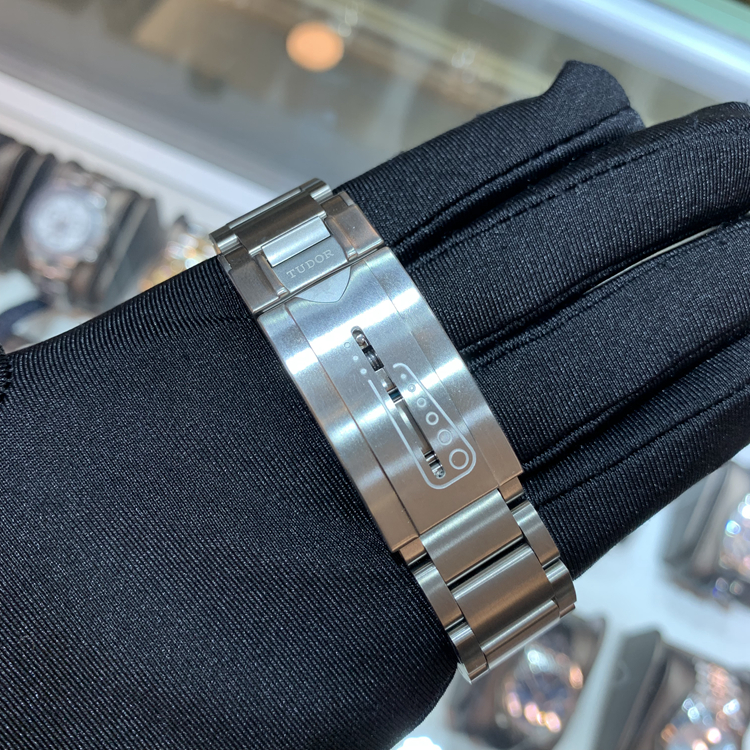 Tudor 帝舵 PELAGOS系列，25500TN。42毫米表径，钛金属/精钢表壳，单向旋转外圈，配黑色陶质字圈，潜水标志特色的“雪花”指针，黑色面盘，3点位置为日期显示，Cal.2824自动上弦机械机芯，动力储备38小时。专柜定价：39800元 单表附保卡。