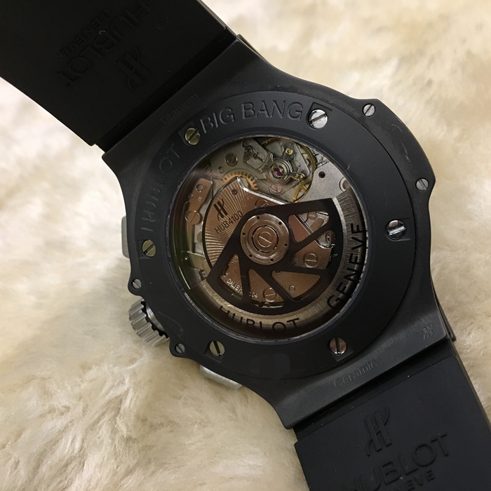 Hublot 宇舶 Bigbang 大爆炸系列，301.CI.1770.RX。44毫米表径，陶瓷表壳。黑色表盘， 日历显示，计时功能自动上弦机械机芯，动力储备42小时。专柜定价：115300元。 单表无附件。