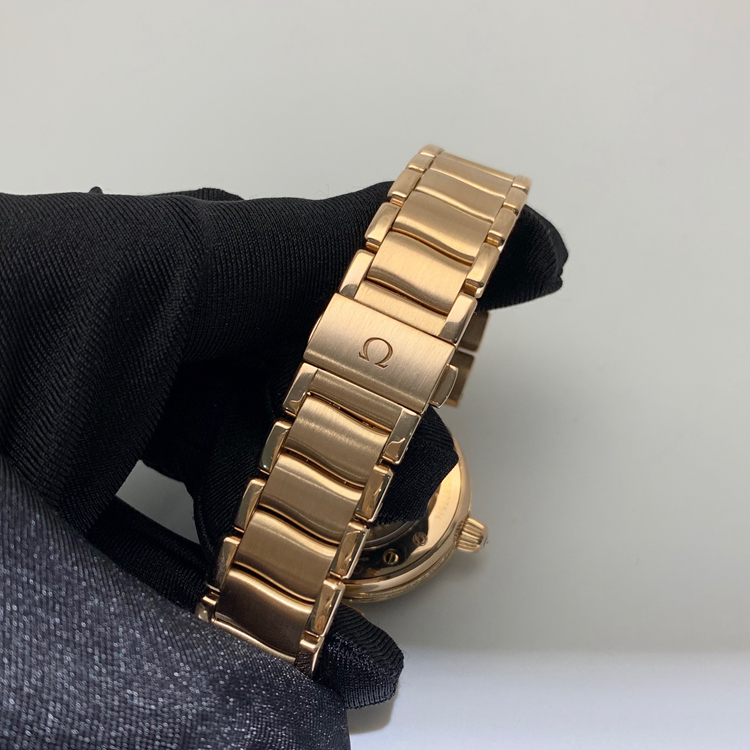 Omega 欧米茄 碟飞系列，425.65.34.20.55.003。34毫米表径，18K玫瑰金原钻表壳，刻钻珍珠贝母面盘，日期显示功能，自产Cal.8521自动上弦机械机芯，动力储备50小时。专柜定价：313100元。 单表无附件。