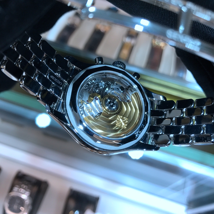 PATEK PHILIPPE 百达翡丽 复杂功能时计系列，5960/1A-001。40.5毫米表径，精钢表壳，银白色表盘，黑色金质立体时标，6点位置设有60分钟和12小时计时器，视窗式星期、日期和月份显示。蓝宝石水晶透盖，CH 28-520 IRM QA 24H自动上弦机械机芯，动力储备55小时。专柜定价：384300元。 全套附件齐全。