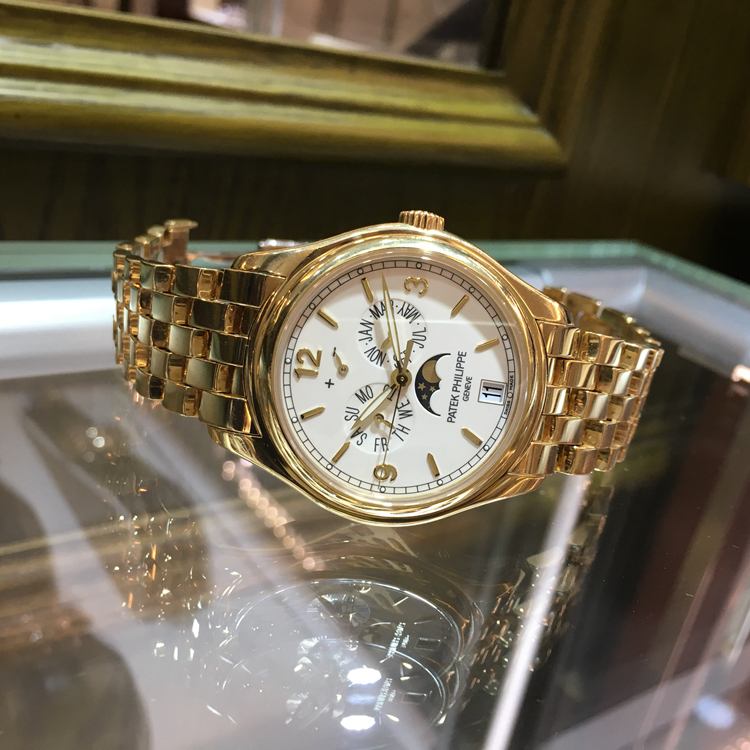 PATEK PHILIPPE 百达翡丽 复杂功能时计系列，5146/1J-001。39毫米表径，18K黄金表壳，米黄色面盘，金质立体时标和字块，中心大秒针。年历功能，指针式星期和月份显示、动力储存显示，视窗式日期显示、月相显示。324 S IRM QA LU自动上弦机械机芯，动力储备45小时。 单表无附件。