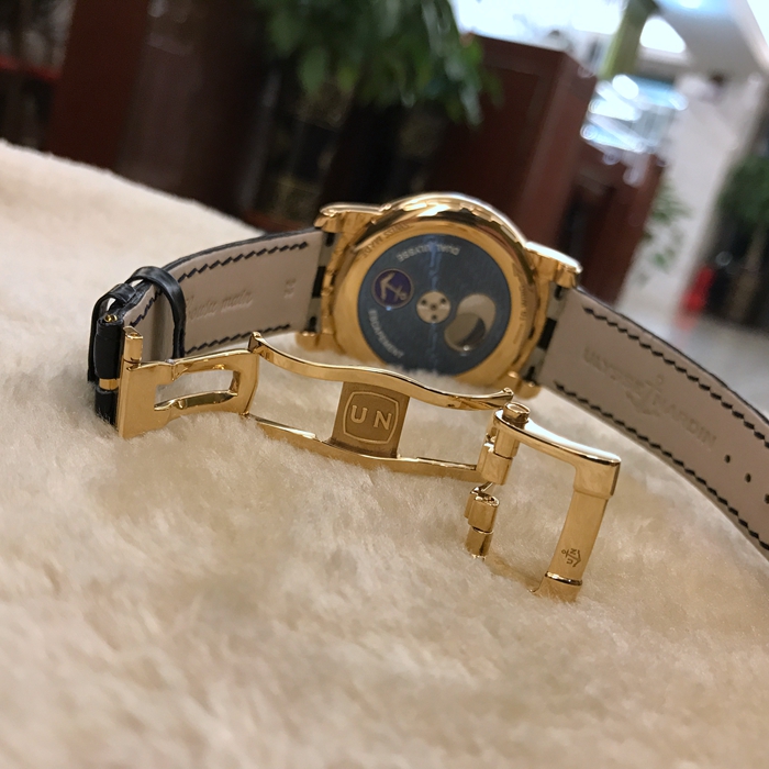 Ulysse Nardin 雅典 奇想系列 026-88。44.5毫米表径。18K黄金表壳，深蓝色表盘。蓝宝石水晶玻璃表镜。手动上弦机械机芯。 单表无附件。