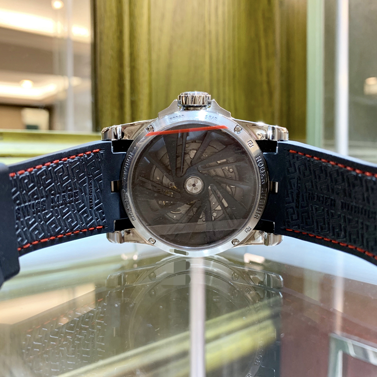Roger Dubuis 罗杰杜彼 Excalibur 王者系列，RDDBEX0602。45毫米表径，钛金属表壳，蓝色电镀缎面太阳纹表盘，罗马数字时标，6点位置小秒盘、视窗式日期显示，RD830自动上弦机械机芯，动力储备48小时。 全套附件齐全。