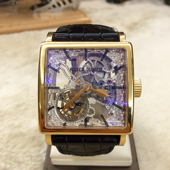 RogerDubuis 罗杰杜彼，40x40毫米表径，18K玫瑰金表壳，镂空雕花面盘，7点位置陀飞轮装置，限量28枚，手动上弦机械机芯。 单表无附件。