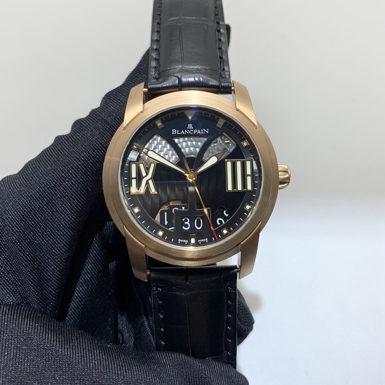 Blancpain 宝珀 开创系列，8850-36B30-53B。43.5毫米表径，18K玫瑰金表壳，黑色面盘，大日历显示功能，Cal.6938自动上弦机械机芯，动力储备192小时。专柜定价：285500元。 单表无附件。