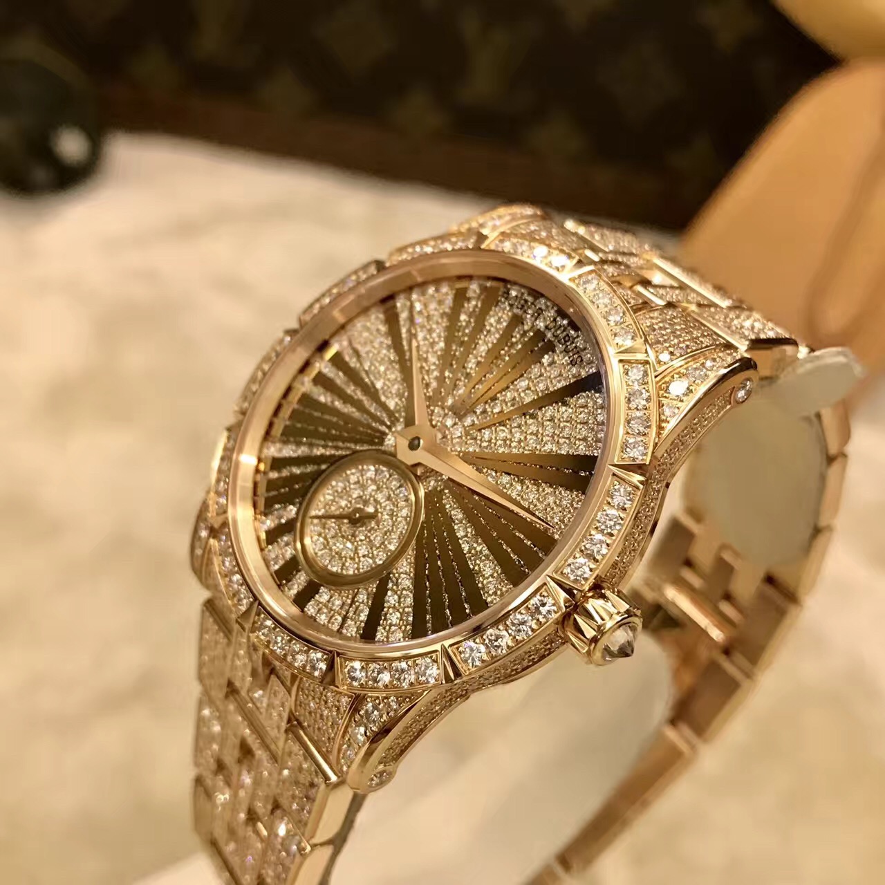 Roger Dubuis罗杰杜彼 Excalibur 王者至尊系列，RDDBEX0416。18k玫瑰金满钻，铺镶明亮式切割钻石（约11.92克拉）。 36毫米表径。铺镶钻石表盘，罗马金质字立体罗马时标。自产 RD821 自动上链机械机芯，动力储备48小时，机芯镌刻日内瓦印记。