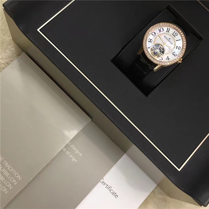 Jaeger-LeCoultre 积家约会系列，Q3412405，39毫米表径，玫瑰金原镶钻，贝母面表盘，六点位置陀飞轮装置，背透自动机械。公价625000元。 未使用品全套附件齐全。