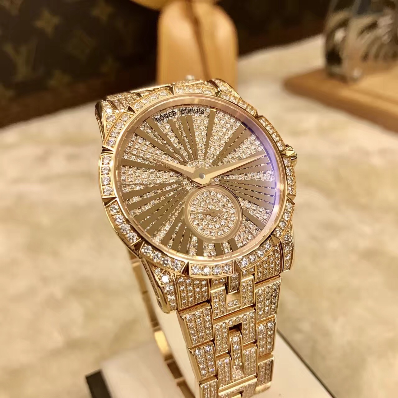 Roger Dubuis罗杰杜彼 Excalibur 王者至尊系列，RDDBEX0416。18k玫瑰金满钻，铺镶明亮式切割钻石（约11.92克拉）。 36毫米表径。铺镶钻石表盘，罗马金质字立体罗马时标。自产 RD821 自动上链机械机芯，动力储备48小时，机芯镌刻日内瓦印记。