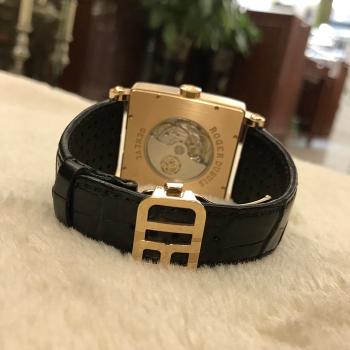 RogerDubuis 罗杰杜彼，G40 5739 5。40x40毫米表径，18K玫瑰金表壳，白色面盘，罗马数字时标，月相万年历，自动上弦机械机芯。限量28只，公价约400000元。 单表无附件。