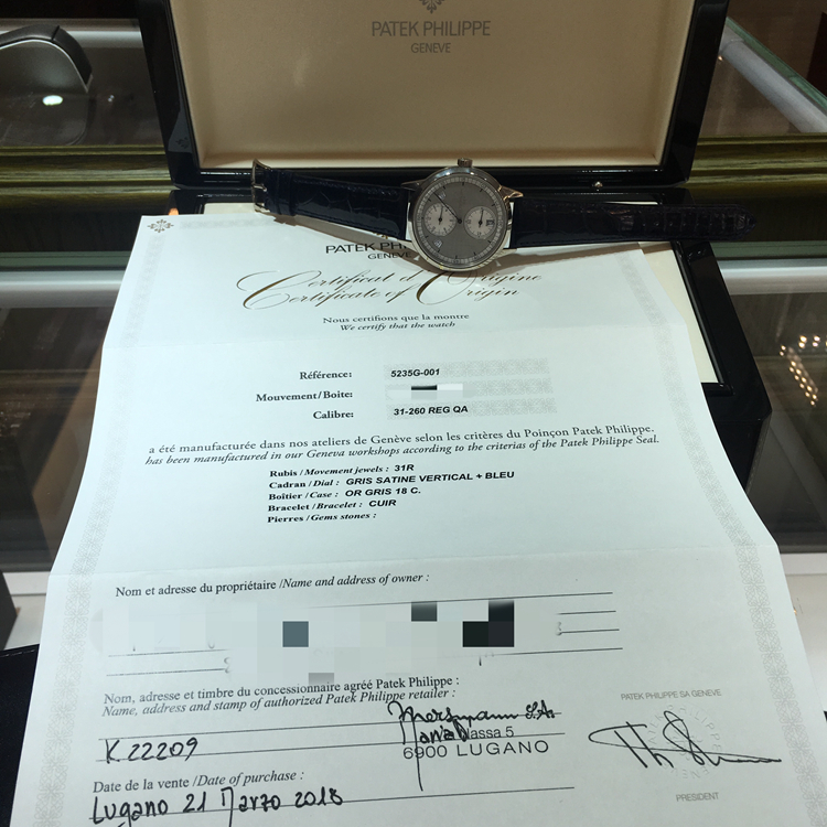 PATEK PHILIPPE 百达翡丽 复杂功能时计系列，5235G-001。40.5毫米表径，18K白金表壳，双色调银色表盘，经垂直缎纹磨砂处理，搭配蓝色转印刻度。中心大分针，年历、视窗式星期、日期和月份显示功能，31-260 REG QA自动上弦机械机芯，动力储备44小时。专柜定价：375800元。 未使用品全套附件齐全。