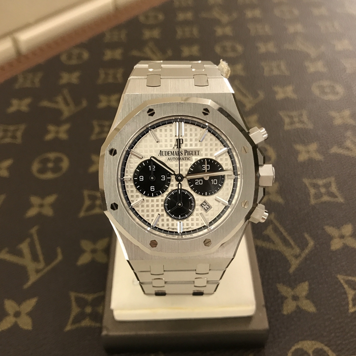 Audermars Piguet 爱彼 皇家橡树系列，26331ST.OO.1220ST.03。41毫米表径，精钢表壳，银色表盘镌刻“Grande Tapisserie”大型格纹装饰，搭配黑色副表盘和外区，白金材质荧光立体时标和皇家橡树指针，日期显示、计时功能自动上弦机械机芯，动力储备40小时。 未使用品全套附件齐全。