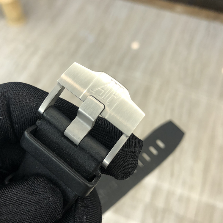 Audermars Piguet 爱彼 皇家橡树离岸型系列，15703ST.OO.A002CA.01。42毫米表径，精钢表壳，黑色表盘镌刻“Méga Tapisserie”超大格纹装饰，搭配白金荧光立体时标和皇家橡树指针、黑色旋转内表圈搭配潜水刻度和60至15分钟区域。Cal.3120自动上弦机械机芯，动力储备42小时。专柜定价：142000元。 单表无附件。