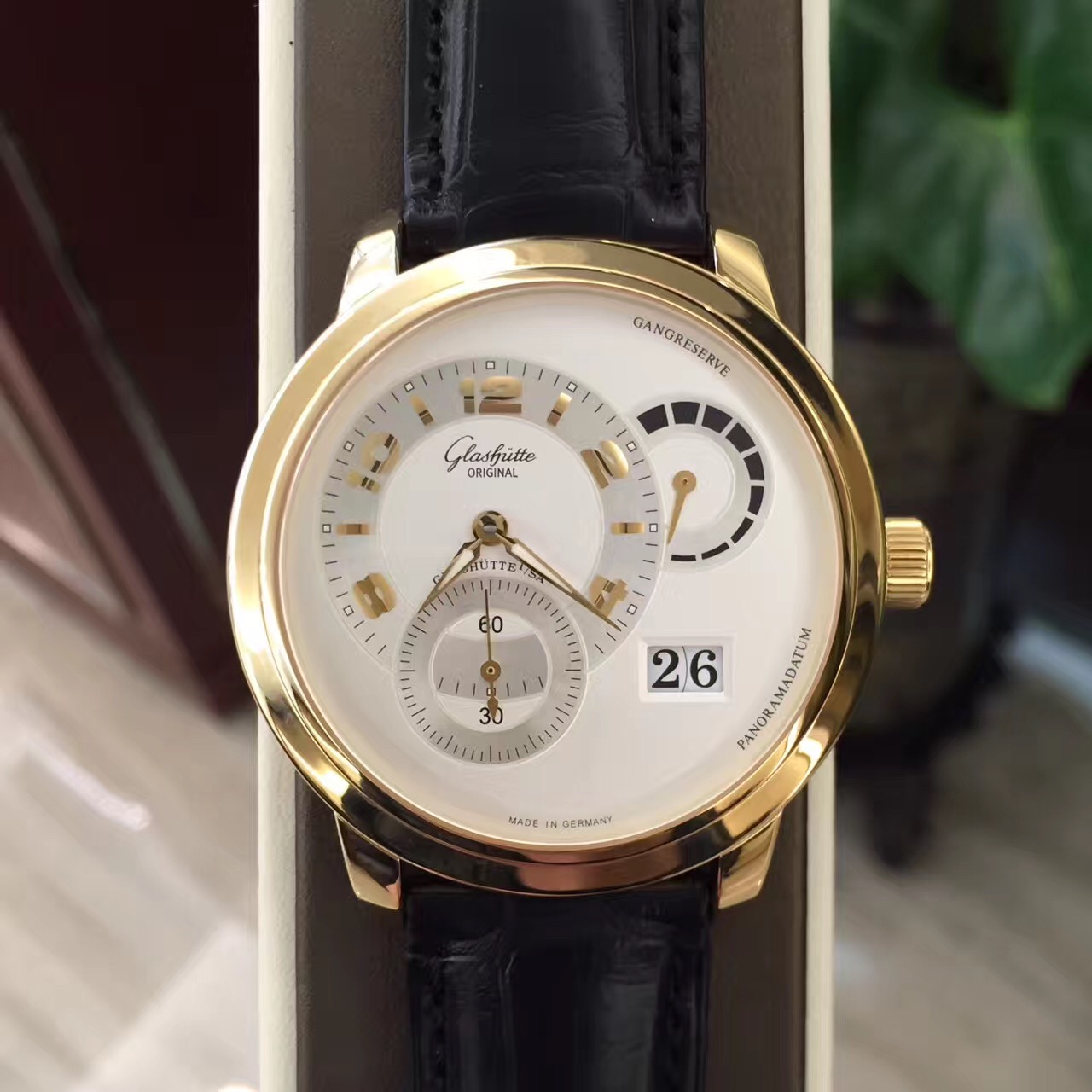 Glashutte 格拉苏蒂原创 PANO CLASSIC系列，90-03-31-31-04。18k黄金，42毫米表径，偏心针盘，小秒针，大日历及动力储备显示，将官底，背透双G 摆陀，独有双鹅颈德系自动上弦机械机芯。专柜定价：214000元。