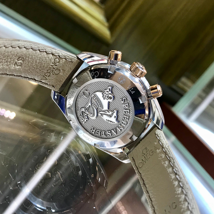 Omega 欧米茄 超霸系列，卡布奇诺 324.23.38.50.02.002。欧米茄专利Sedna 18k玫瑰金/精钢表壳，38毫米表径，自动机械女表，带计时，日期显示功能。专柜定价：46100元。 未使用品单表附保卡。