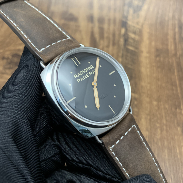 Panerai 沛纳海 RADIOMIR系列，PAM00425。47毫米表径，精钢表壳，特殊S.L.C.盘面，游艇标。Cal.P.3000手动上弦机械机芯，动力储备72小时，专柜定价：56500元。  单表无附件。