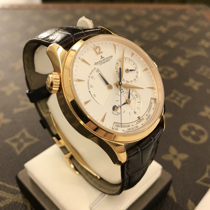 Jaeger-LeCoultre 积家 master 大师系列 Q1422421。39毫米表径，18K玫瑰金表壳，银色、放射状拉丝圆形表盘。两点位置日期显示，六点位置世界时、双时区、昼夜显示，十点位置动力储备显示。自动上弦机械机芯，动力储备43小时。 全套附件齐全。