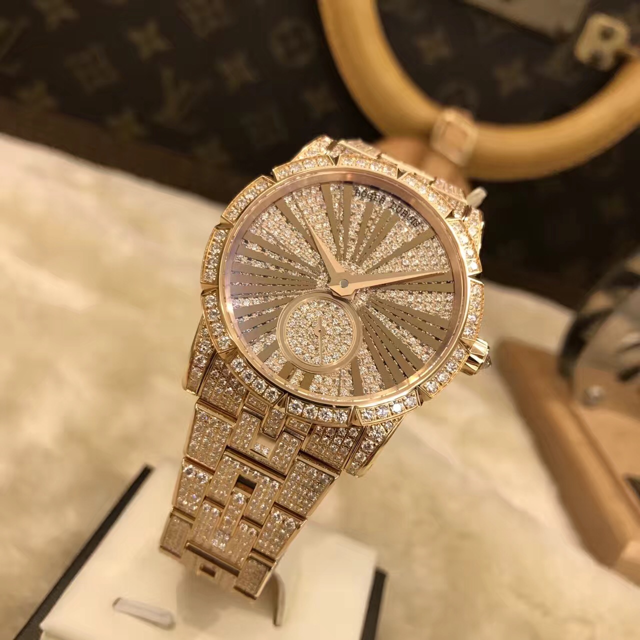 Roger Dubuis罗杰杜彼 Excalibur 王者至尊系列，RDDBEX0416。18k玫瑰金满钻，铺镶明亮式切割钻石（约11.92克拉）。 36毫米表径。铺镶钻石表盘，罗马金质字立体罗马时标。自产 RD821 自动上链机械机芯，动力储备48小时，机芯镌刻日内瓦印记。