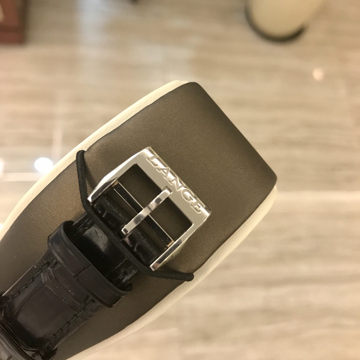 A. Lange & Sohne 朗格 LANGE 1 系列，320.025。39.5毫米表径。PT950铂金表壳，银灰色表盘，经典偏心表盘小三针。9点位置指针式星期显示，视窗式大日期显示，自动上弦机械机芯，动力储备50小时。 单表无附件。