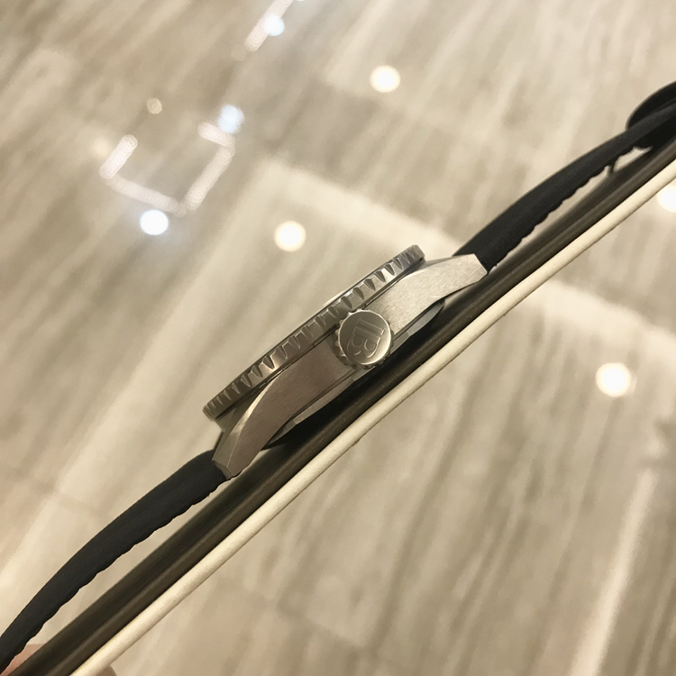 Blancpain 宝珀 五十噚系列，5000-1230-B52A。43毫米表径，钛金属表壳，黑色面盘，日期显示功能，1315自动上弦机械机芯，动力储备120小时，专柜定价：87500元。 全套附件齐全。