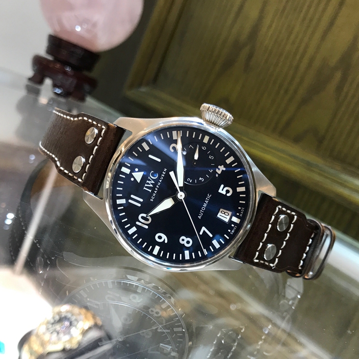  IWC 万国 飞行员系列，IW500916。小王子，圣爱修伯里纪念版，精钢夜蓝色放射面。“6点钟”位置设有日期显示窗口，“3点钟”位置设有动力储备显示窗口，46毫米表径。精钢表底镌刻身穿大衣、携带佩剑的小王子形象。自制51111型自动上弦机芯，动力储备168小时（7天）。专柜定价：103000元。 全套附件齐全。