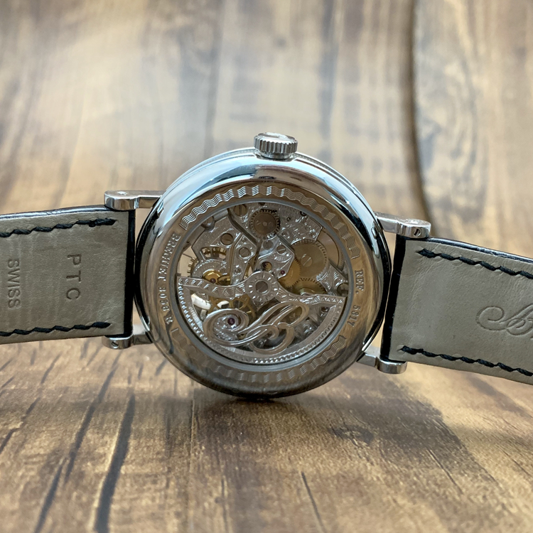 Breguet 宝玑 经典复杂系列，5317PT/12/9V6。39毫米表径，PT950铂金表壳，银灰色面盘，罗马数字时标，6点位置为陀飞轮装置，12点位置为动力储备装置，Cal.587DR自动上弦机械机芯，动力储备120小时，专柜定价：1089700元。 单表附保卡。