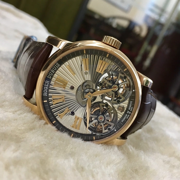 RogerDubuis 罗杰杜彼 Hommage 致敬系列，RDDBHO0563。45毫米表径，18K玫瑰金表壳，深灰圆形表盘，罗马数字时标，双陀飞轮装置。手动上弦机械机芯，动力储备50小时。专柜定价：2270000元。 全套附件齐全。