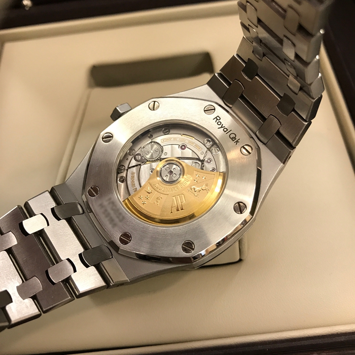 Audermars Piguet 爱彼 皇家橡树系列，15400ST.OO.1220ST.01。41毫米表径，精钢表壳搭配经反炫光处理的蓝宝石水晶玻璃镜面和底盖及旋入式表冠。黑色表盘镌刻Grande Tapisserie 大格纹装饰图案，搭配白金荧光立体时标和皇家橡树指针。自动上弦机械机芯，动力储备60小时。专柜定价：133000元。 全套附件齐全。