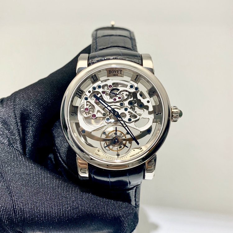 Bovet 播威。45毫米表径，18K白金表壳，镂空面盘，陀飞轮装置，手动上弦机械机芯。专柜定价1280000元。 单表无附件。