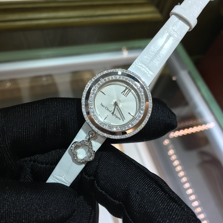 Van Cleef & Arpels 梵克雅宝 CHARMS系列，VCARO29A00。25毫米表径，18K白金镶钻表壳，白色圆形面盘，精准石英机芯，专柜定价：107000元。 单表无附件。