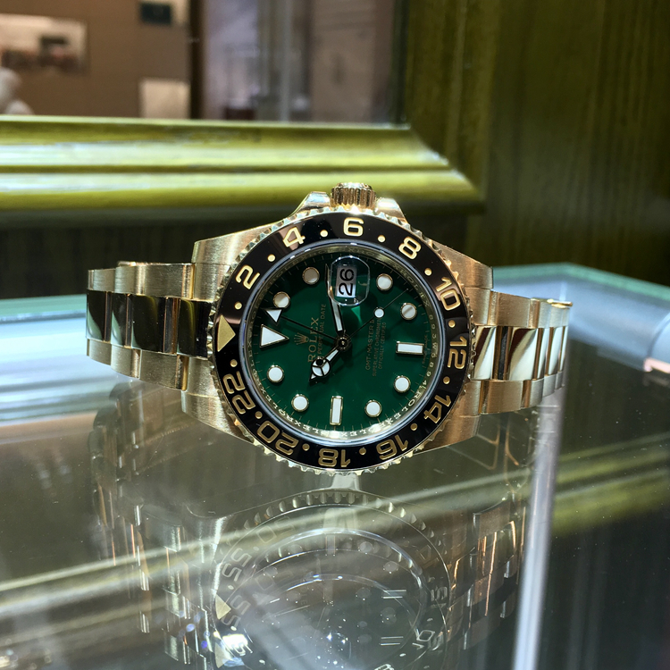 Rolex 劳力士 格林尼治型II系列，116718-LN-78208。40毫米表径，18K黄金表壳，24小时刻度双向旋转外圈，绿色面盘，3点位置为日期显示，自动上弦机械机芯，专柜定价：242300元。 单表无附件。
