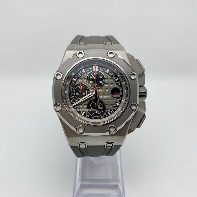 Audermars Piguet 爱彼 皇家橡树离岸型系列，26568IM.OO.A004CA.01。44毫米表径，深灰色表盘镌刻“Méga Tapisserie”超大格纹装饰，搭配黑色计时器、白金荧光立体时标和皇家橡树指针以及含测速仪刻度的深灰色内表圈。3点位置日期显示，计时功能，AP 3126/3840自动上弦机械机芯，动力储备55小时。专柜定价：341000元。 单表无附件。