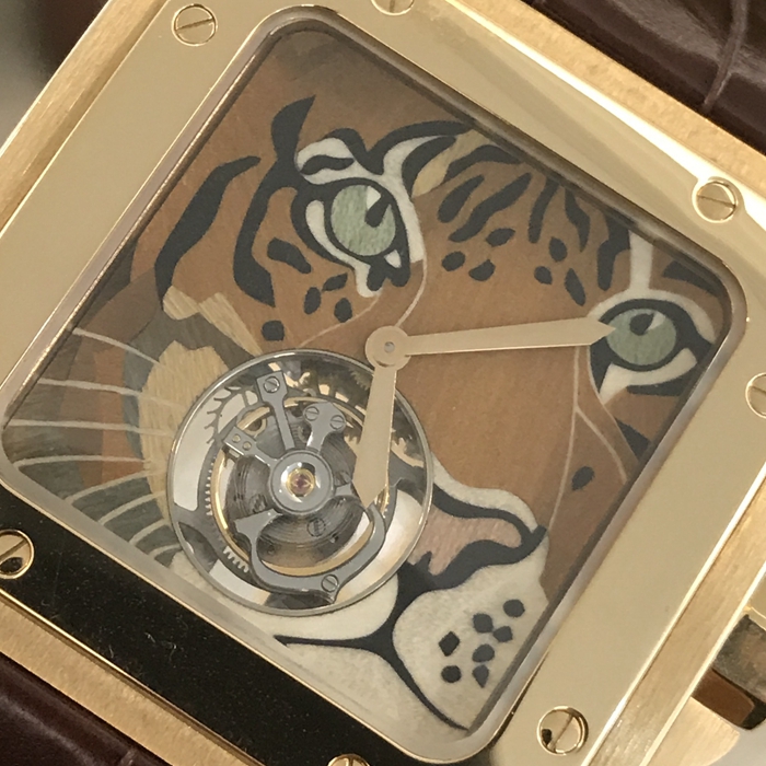Cartier 卡地亚 桑托斯系列，HPI00328。54.9毫米表径，18K玫瑰金表壳。 雕刻木头拼接老虎面盘，6点位置陀飞轮装置。蓝宝石水晶玻璃表镜。手动上弦机械机芯，动力储备50小时。 单表无附件。