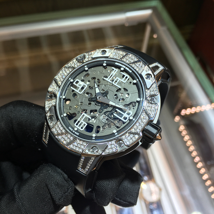 RICHARD MILLE 理查德米勒，RM033。45毫米表径原壳后加钻，设计感十足，超薄6.3毫米，镂空面盘自动上弦机械机芯，1/4珍珠陀，动储42小时。 单表无附件。