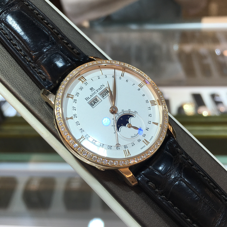 Blancpain 宝珀 Villeret 经典系列，6263-2942-55B。38毫米表径，18K玫瑰金原钻表壳，乳白色面盘，罗马数字时标，指针式日期显示，6点位置为月相显示，12点位置为星期、月份显示，6763自动上弦机械机芯。专柜定价：198400元。 单表无附件。