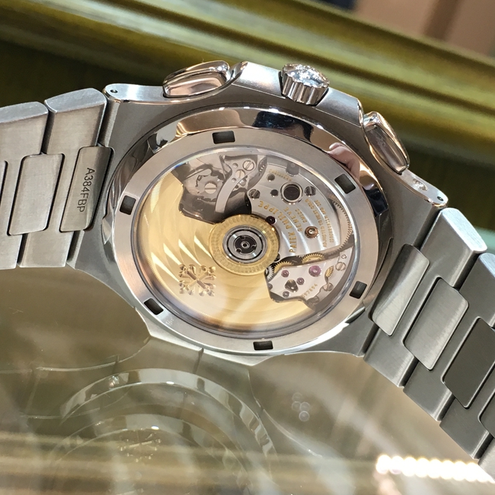PATEK PHILIPPE 百达翡丽  NAUTILUS 运动系列，旅行家计时码表 5990/1A-001。40.5毫米表径，精钢表壳，黑色表盘带有从内到外的明暗渐变效果，搭配熟悉的NAUTILUS水平浮雕图案，并点缀10枚18K白金荧光立体时标，6点位置为60分钟累积计时器，12点位置为针式日期显示，两个独立昼/夜显示窗口，分别标示“LOCAL（当地）”和HOME（原居地）“，以显示不同时区的昼夜时间，有了这项功能，出门在外的人就不会在深夜无意间电话影响正在远方休息的家人。走遍全球，但始终不忘本源（家）。自产CH 28-520 C FUS自动上弦机械机芯，动力储备45-55小时。专柜定价：401400元。 全套附件齐全。