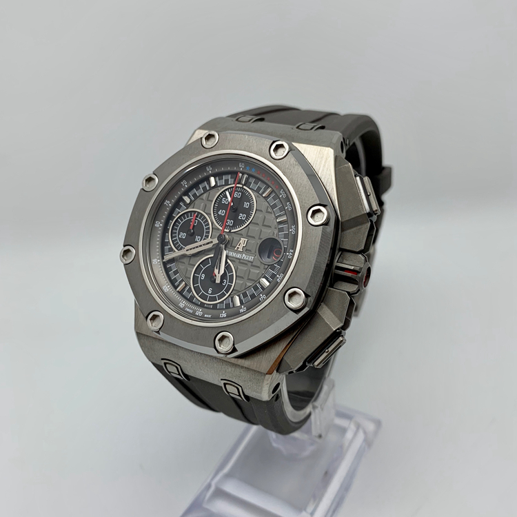 Audermars Piguet 爱彼 皇家橡树离岸型系列，26568IM.OO.A004CA.01。44毫米表径，深灰色表盘镌刻“Méga Tapisserie”超大格纹装饰，搭配黑色计时器、白金荧光立体时标和皇家橡树指针以及含测速仪刻度的深灰色内表圈。3点位置日期显示，计时功能，AP 3126/3840自动上弦机械机芯，动力储备55小时。专柜定价：341000元。 单表无附件。