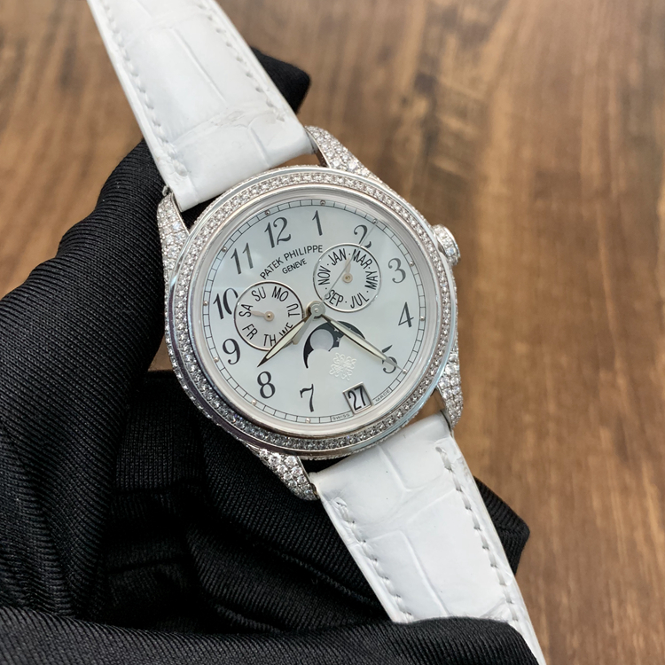 PATEK PHILIPPE 百达翡丽 复杂功能时计系列，4937G-001。37毫米表径，珍珠贝母面，宝玑式字块，3点位置为月份显示，6点位置为视窗式日期显示，9点位置为星期显示，月相显示功能，Cal.324 S QA LU自动上弦机械机芯，动力储备45小时，专柜定价：515000元。 单表无附件。?