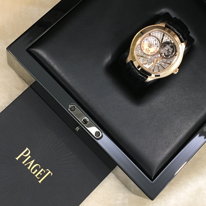 Piaget 伯爵 Black-Tie 黑带系列，Piaget Emperador枕形陀飞轮腕表，G0A36041。46.5毫米表径，18k玫瑰金，1点钟位置镂空陀飞轮装置，前置自动摆陀，小型蓝宝石水晶透明底盖，备有动力储备显示窗口。自产 Cal.1270P 超薄自动上弦陀飞轮机械机芯，铂金摆陀，动力储备40小时。