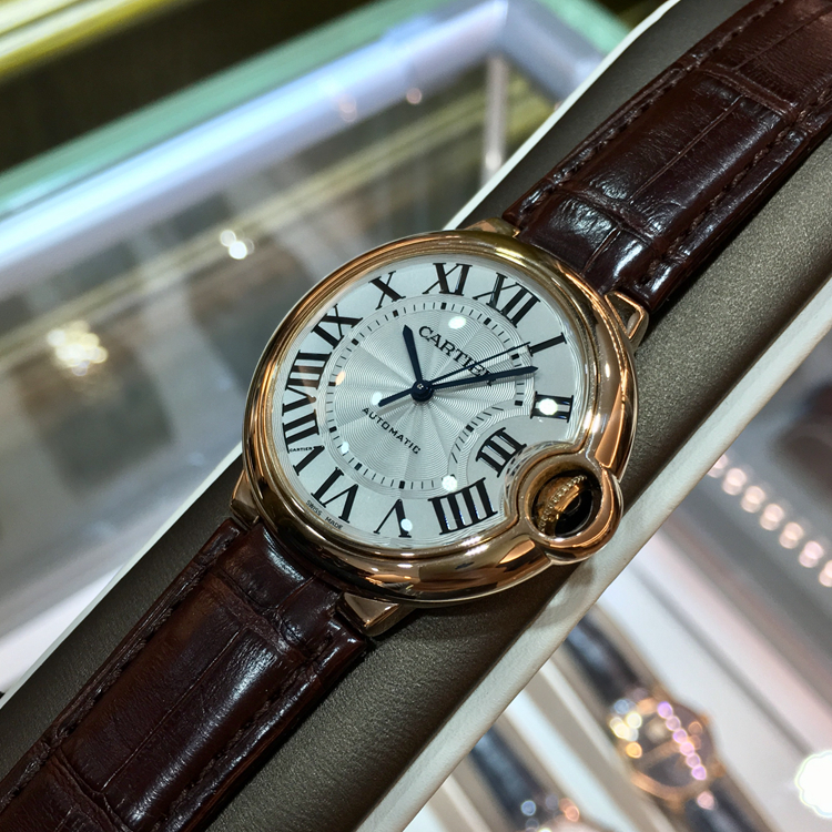 Cartier 卡地亚 Ballon Bleu 蓝气球系列，W6900456。36.6毫米表径，18K玫瑰金表壳，银白色面盘，罗马数字时标，Cal.076自动上弦机械机芯，专柜定价：105000元。 单表无附件。