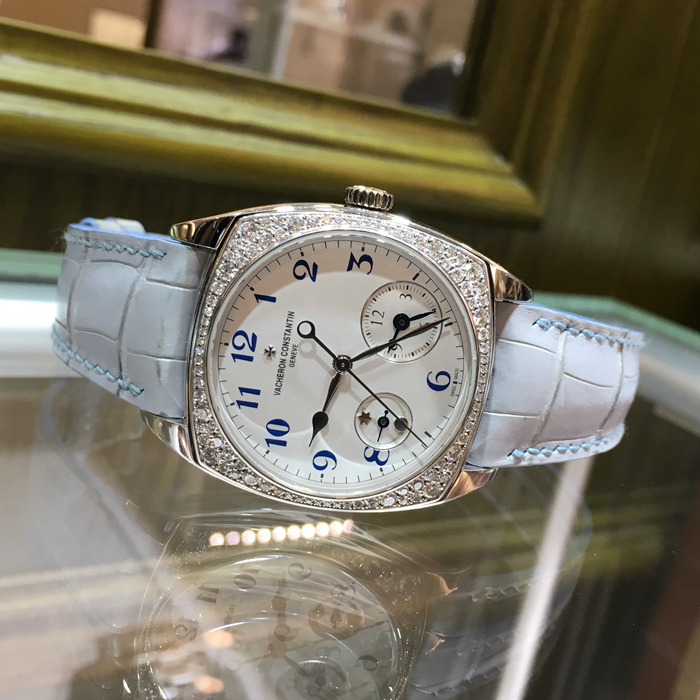 Vacheron Constantin 江诗丹顿 和韵系列，7805S/000G-B052。37x46.6毫米表径，18K白金表壳，镶嵌88颗精美钻石，总重达1.20克拉，白色面盘，双时区功能，自动上弦机械机芯，动力储备40小时。专柜定价：362000元。 单表无附件。