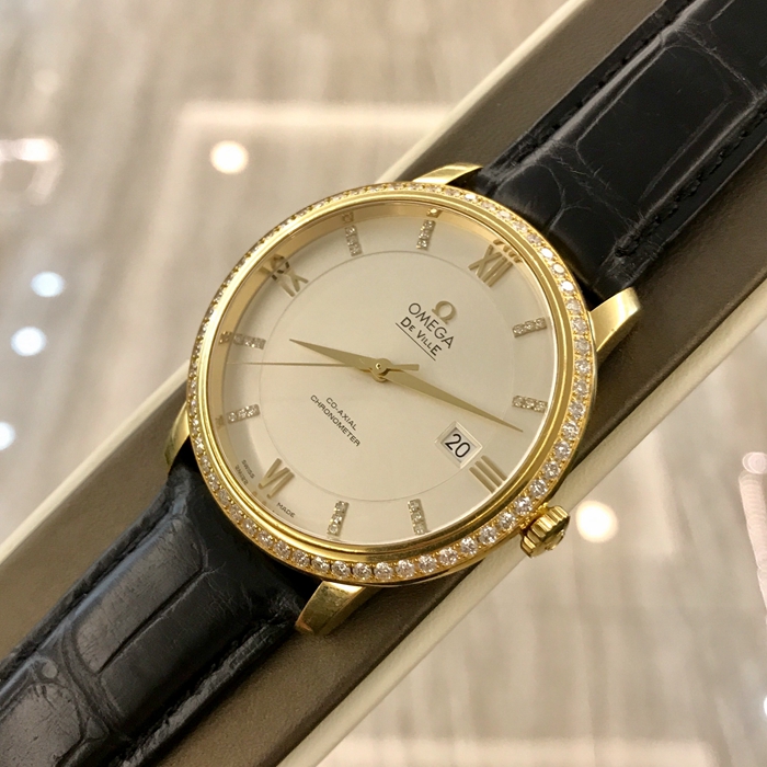 Omega 欧米茄 碟飞系列，424.58.40.20.52.001。39.5毫米表径，18K黄金原钻表壳，银色圆形面盘，3点位置日期显示，自动上弦机械机芯，动力储备48小时。专柜定价：153000元。 单表无附件。