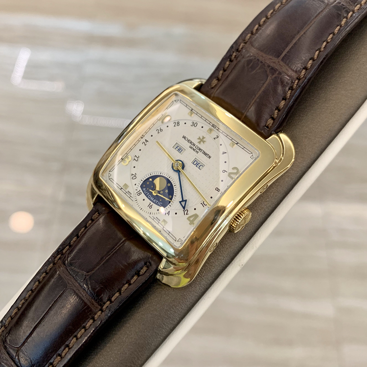 Vacheron Constantin 江诗丹顿 Historiques 历史名作系列，47300/000J-9065。43.1毫米表径，18K黄金表壳，银白色方形面盘，视窗式星期、月份显示，指针式日期显示，月相显示，Cal.1125自动上弦机械机芯，专柜定价：346000元。 单表无附件。